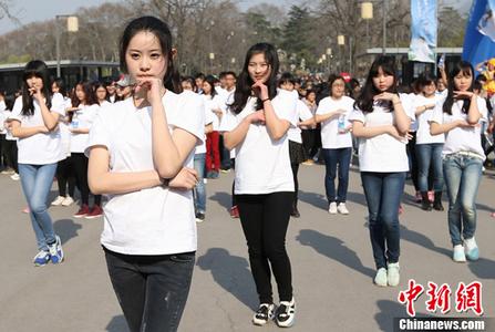 没人能板着脸从黄子韬评论区里走出来！他开辟了新赛道